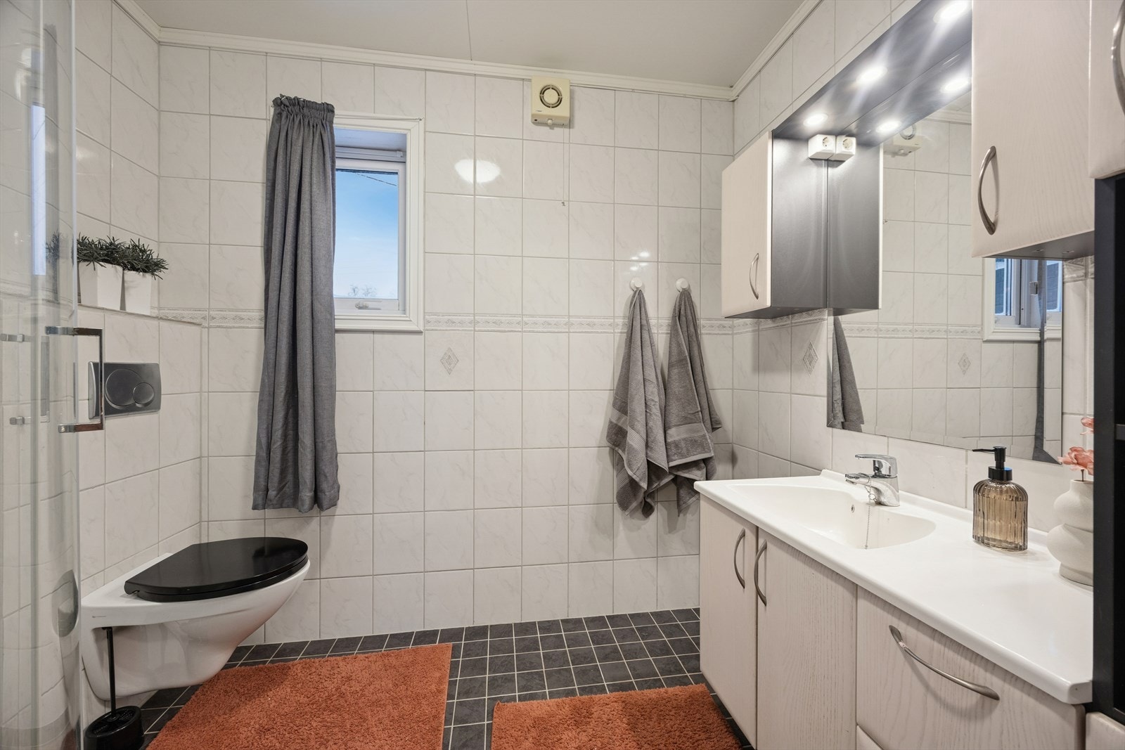 Badet i 1. etasje er helfliset og ble renovert i 2006. Galleribilde