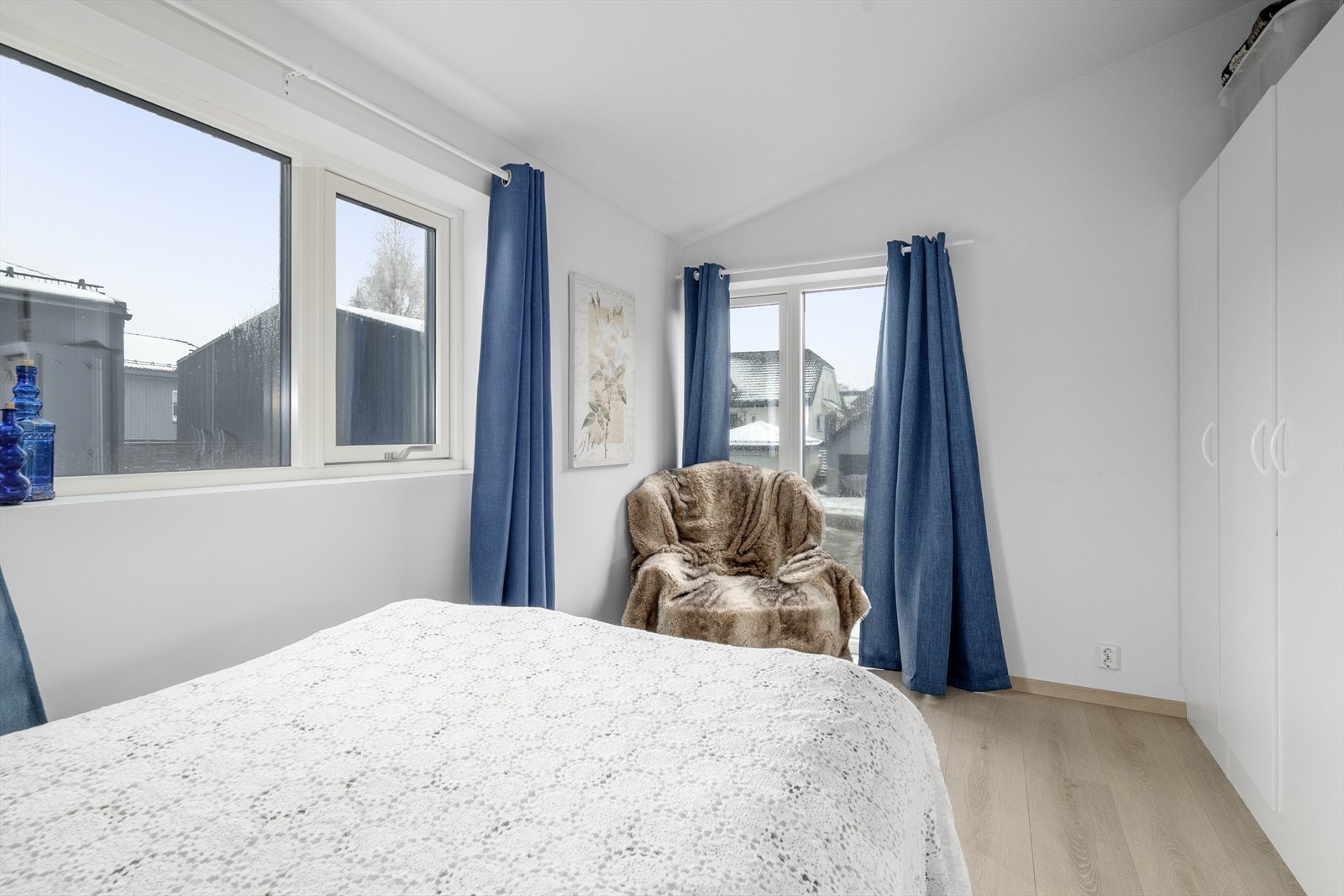 Lyst og innbydende soverom med gode vindusflater. Galleribilde