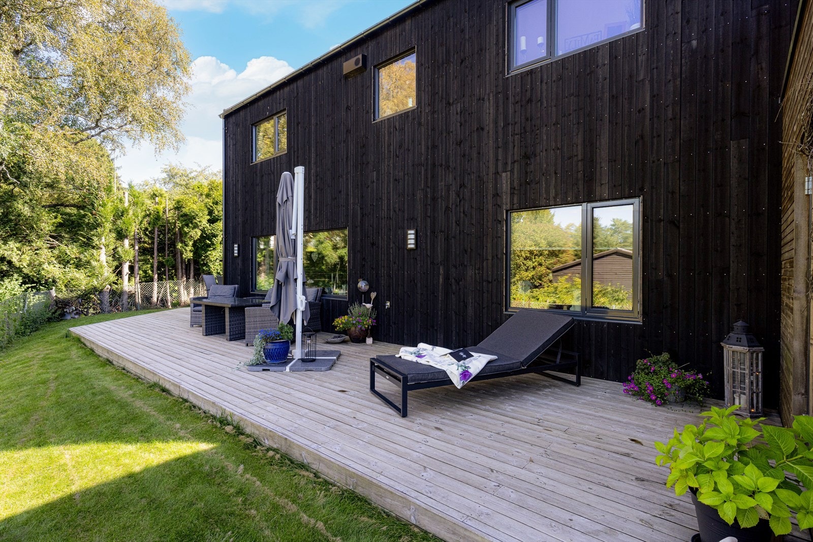 Boligen har en fin og sentral beliggenhet, i et attraktivt og barnevennlig boligområde på Grønli i Porsgrunn med kort vei til det meste! Galleribilde