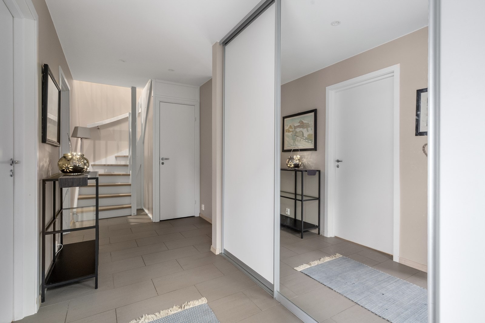 Boligen har vannbåren fjernvarme i stue, entré, soverom og kjøkken samt balansert ventilasjon. Galleribilde