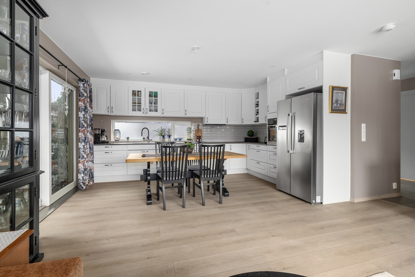 Her har du gode møbleringsmuligheter med plass til både spisestue og sofagruppe. Galleribilde