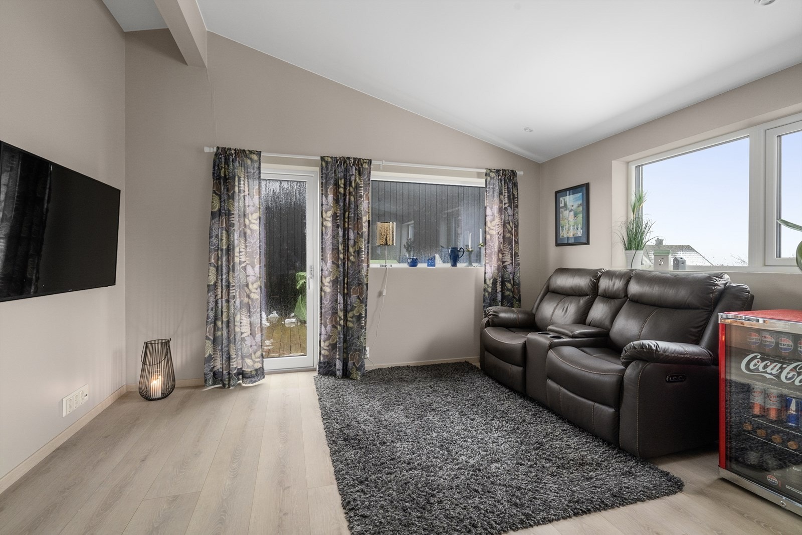 Fra stuen er det dør ut til skjermet og fin terrasse med god plass til utemøblement. Galleribilde