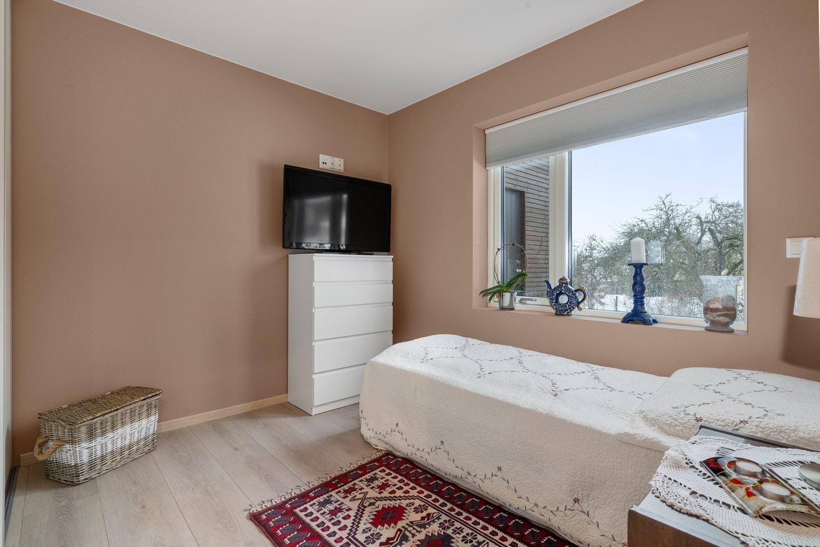 Soverommet i 1. etasje er av god størrelse med fin plass til seng og rikelig med oppbevaringsplass for klær ved skyvedørsgarderobe. Galleribilde