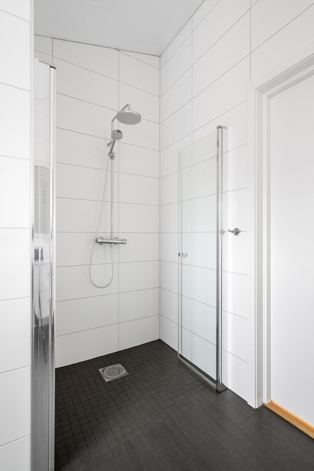 På badet er det god takhøyde og et romslig dusjhjørne. Badet har ventilasjon via ventilasjonsanlegget. Galleribilde