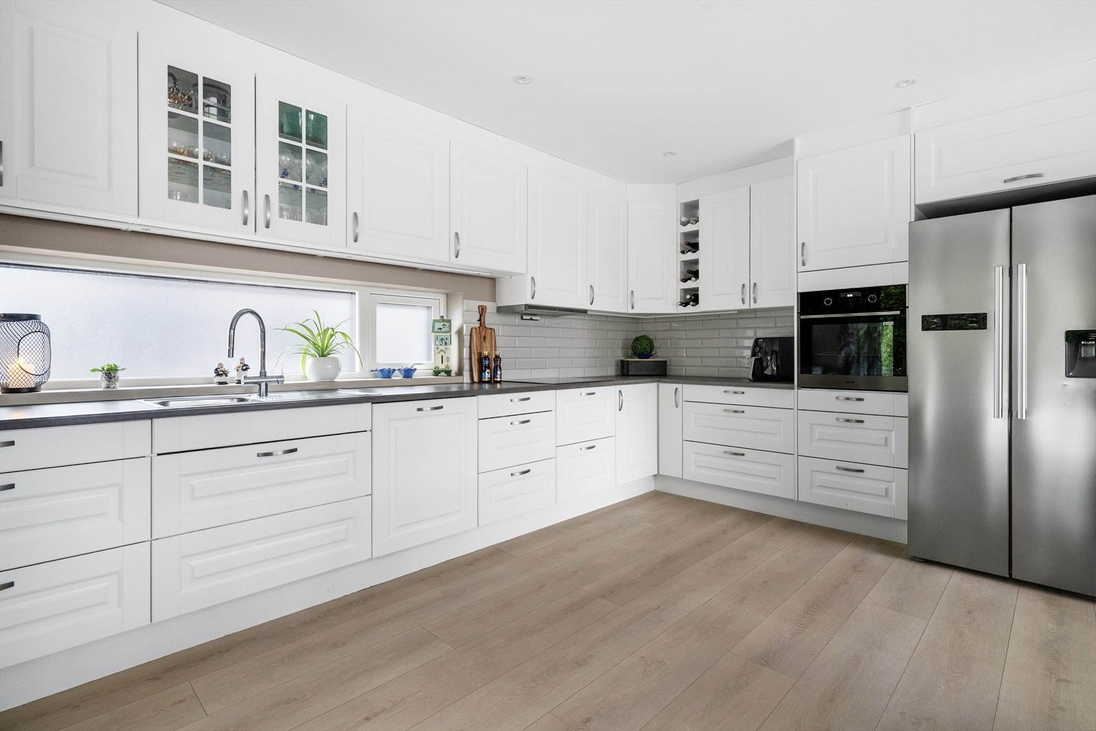 Kjøkkeninnredningen består av over- og underskap som gir godt med oppbevaringsplass samt gode arbeidsflater på romslig kjøkkenbenken. Galleribilde