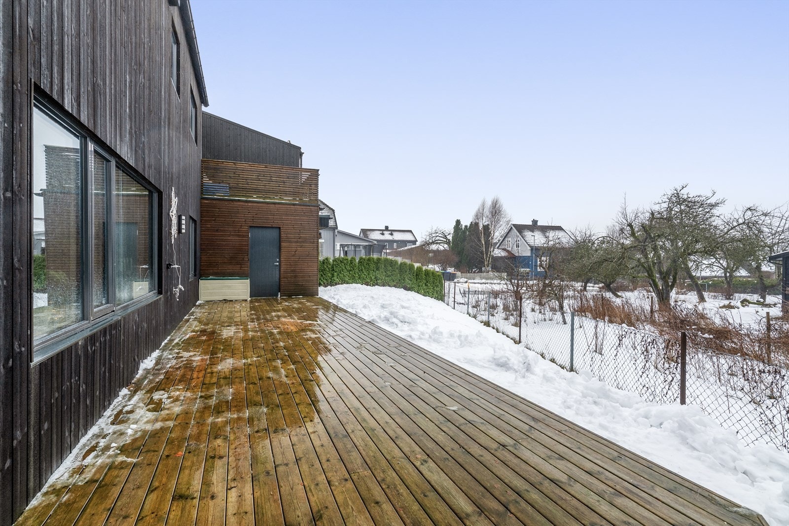 Fra terrassen er det dør med direkte adkomst inn i garasjen. Galleribilde