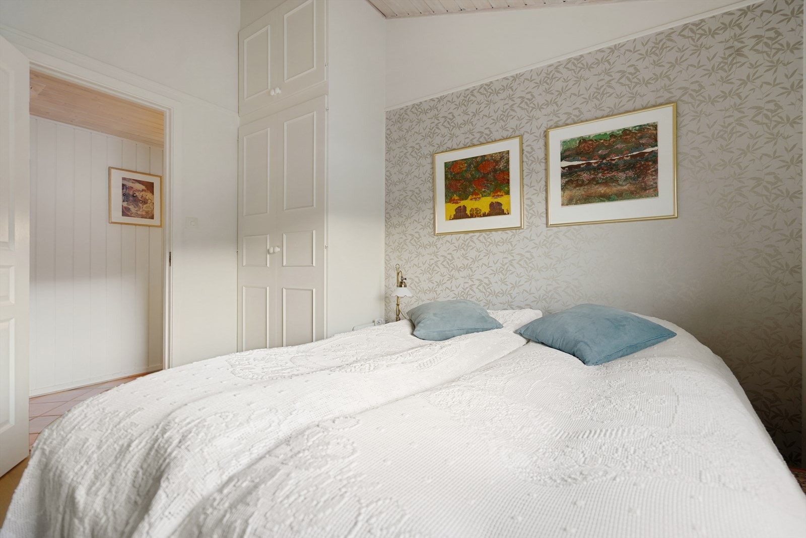 Soverom 2, god plass til soveromsmøbler samt et garderobeskap med oppbevaringsplass. Galleribilde