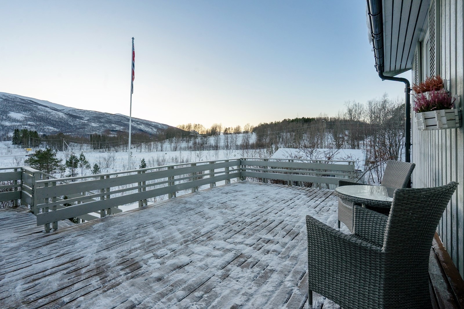Stor terrasse med god plass for utemøbler. Galleribilde