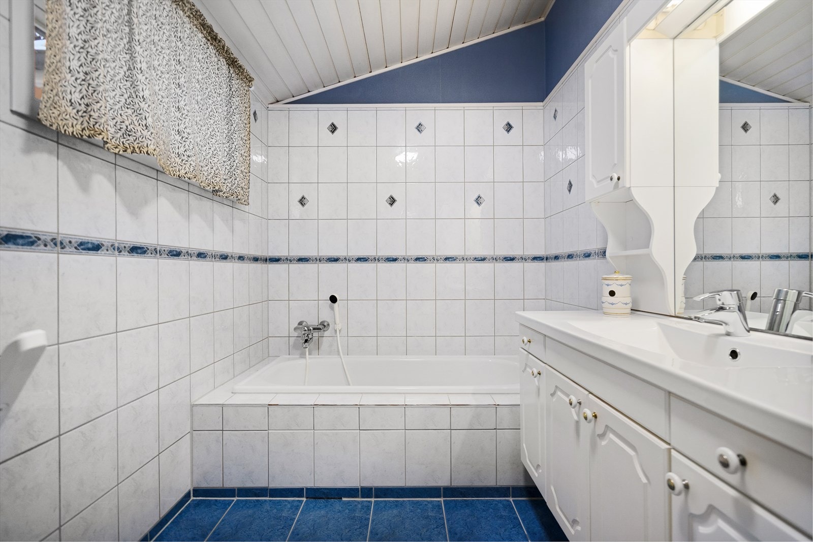 Flislagt bad med innebygget badekar. Galleribilde