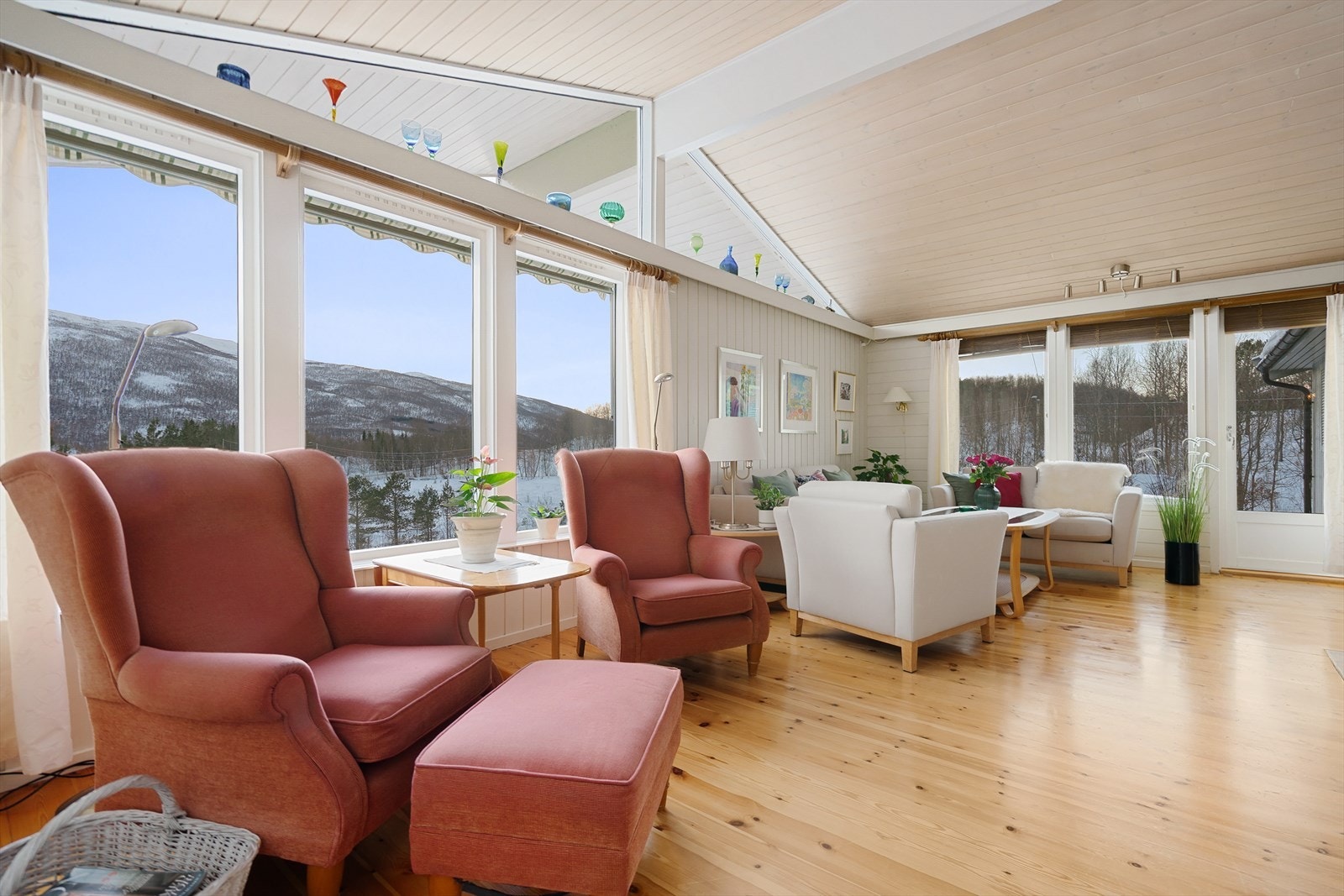 Store vindusflater gir godt med lysinnlipp til rommet. Galleribilde