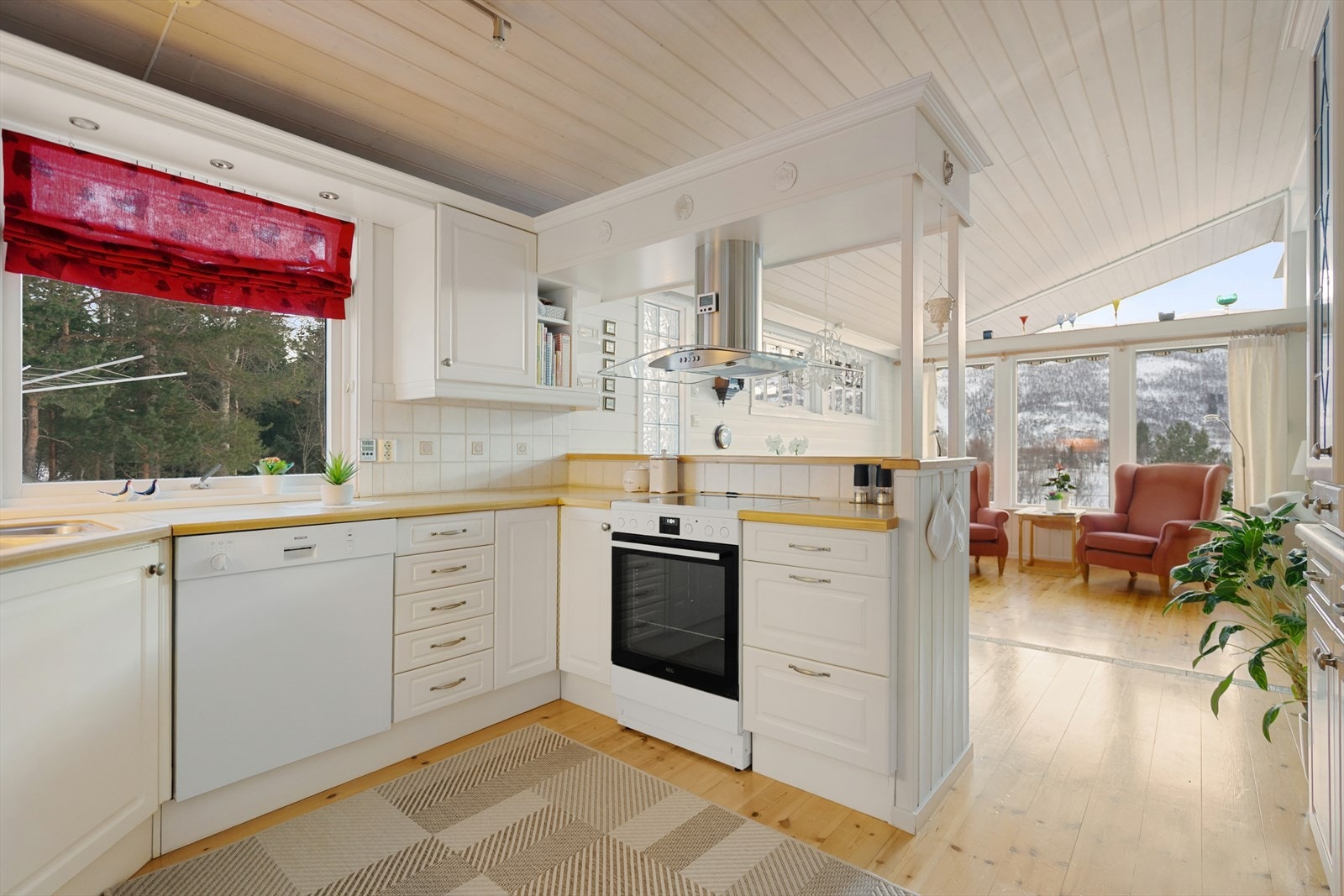 Godt med benkeplass og rikelig med oppbevaring Galleribilde