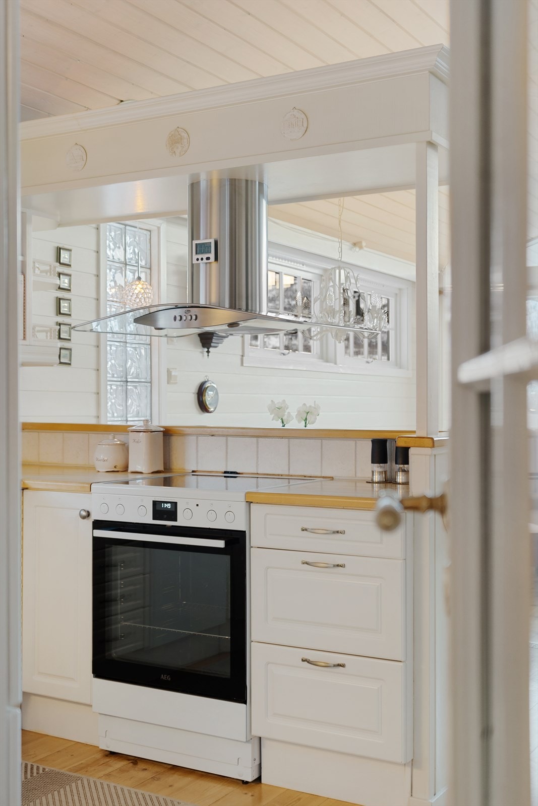 Praktisk kjøkken med åpen løsning. Galleribilde