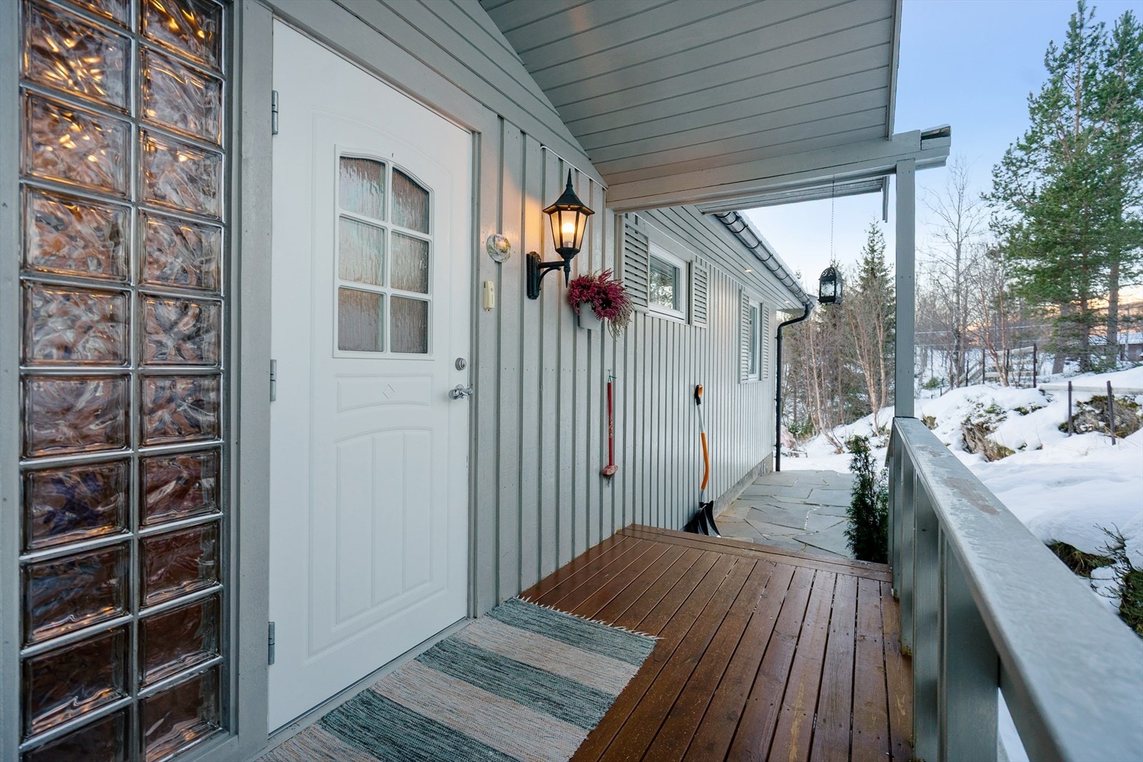 Inngangsparti med terrasse og skifer belagt gangvei opp til inngang. Galleribilde