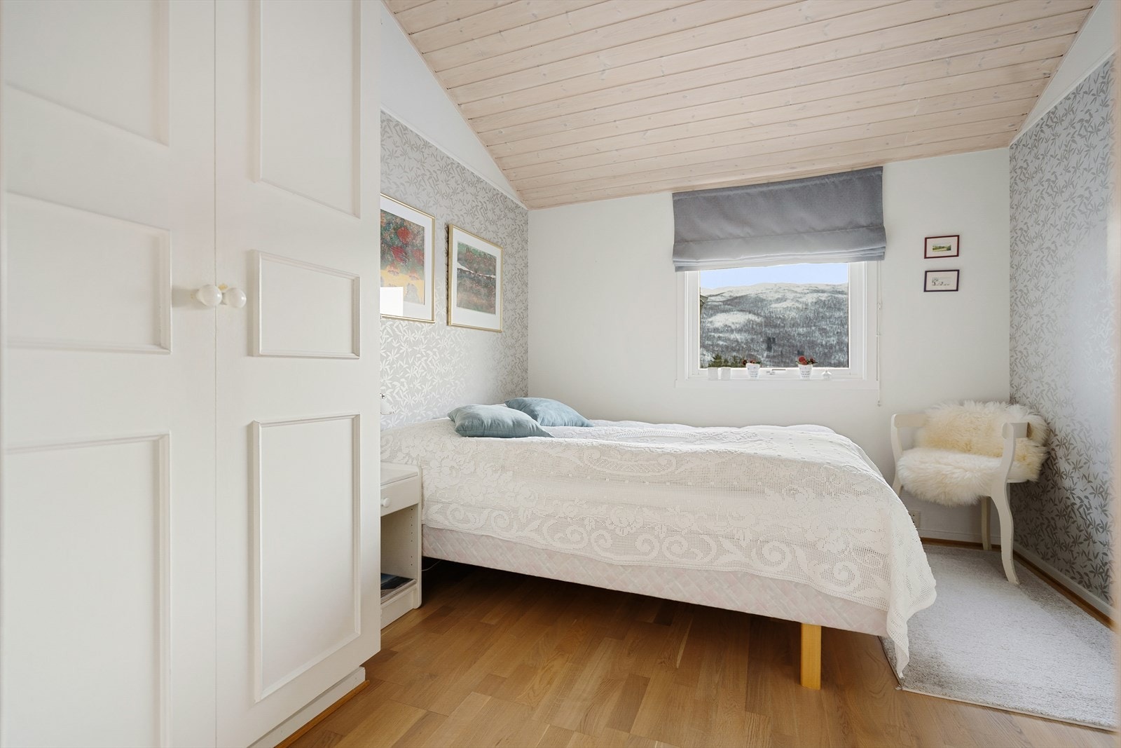 Soverom 2. God plass til soveromsmøbler og et garderobeskap. Galleribilde