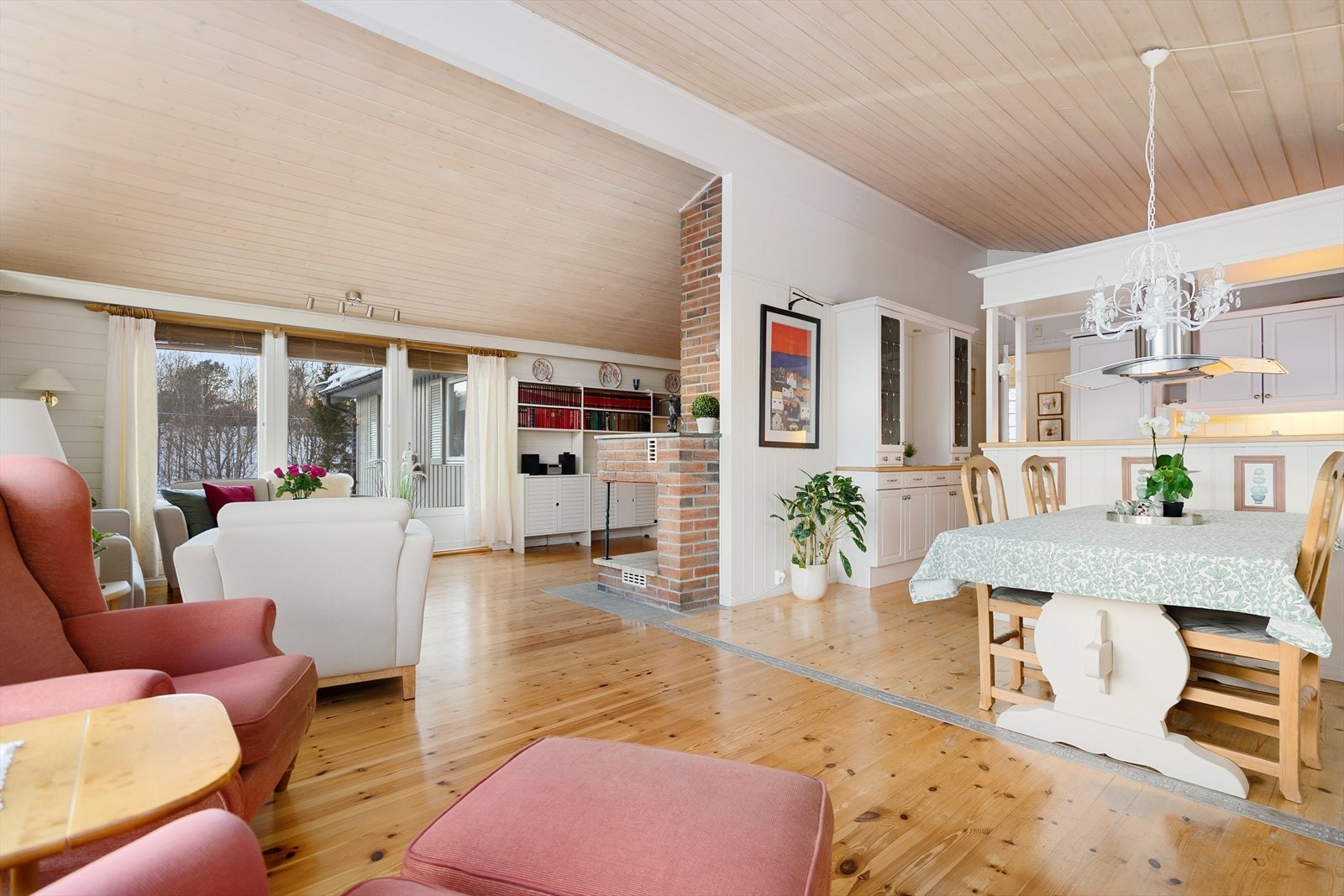 Fra stue er det utgang til terrasse. Galleribilde