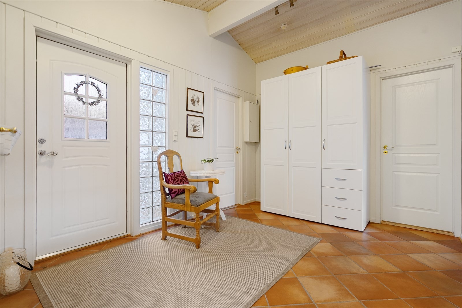 Stor entré med garderobeskap som gir godt med oppbevaring til yttertøy. Galleribilde