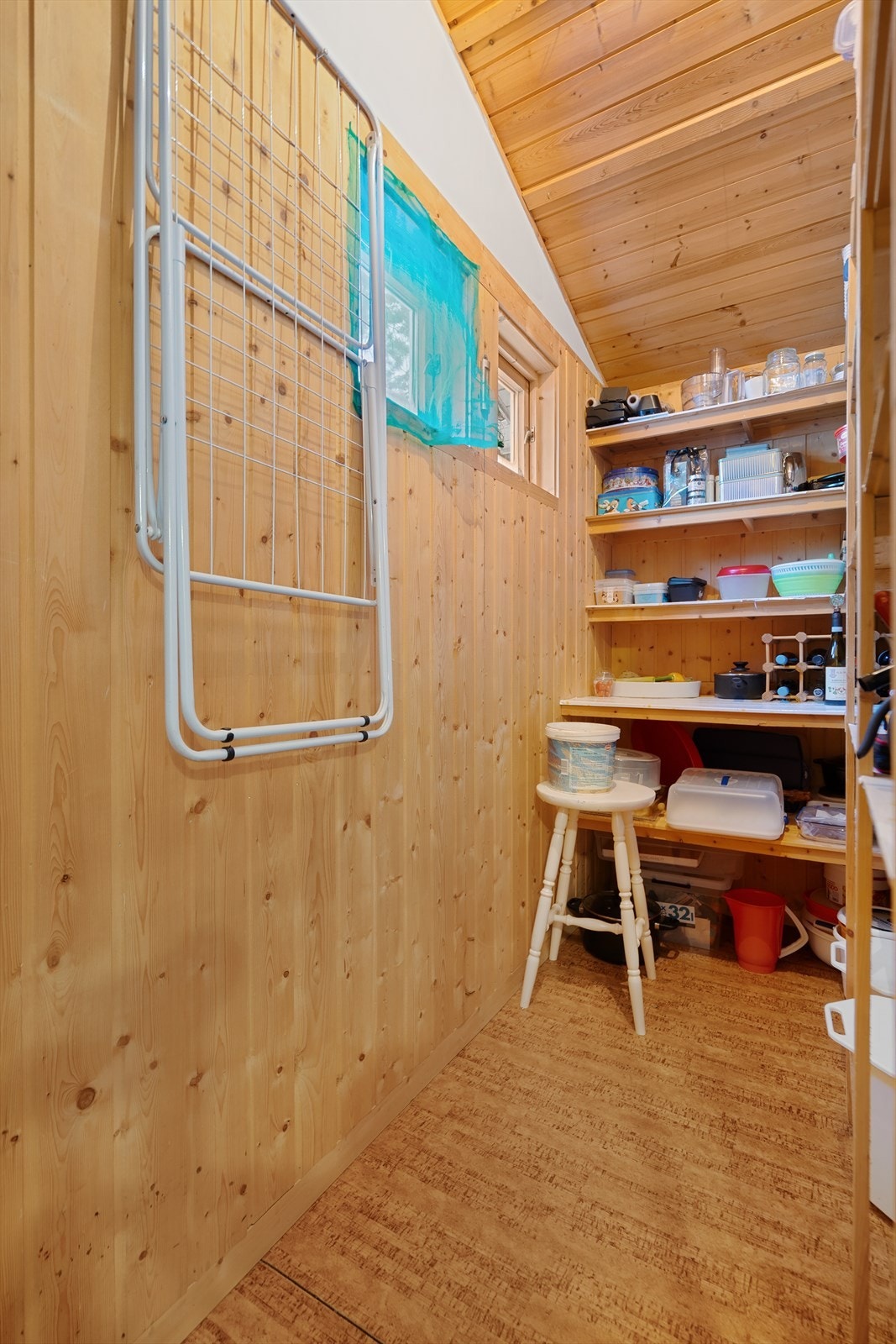 Bod har fastmonterte hyller som gir god plass for oppbevaring. Galleribilde