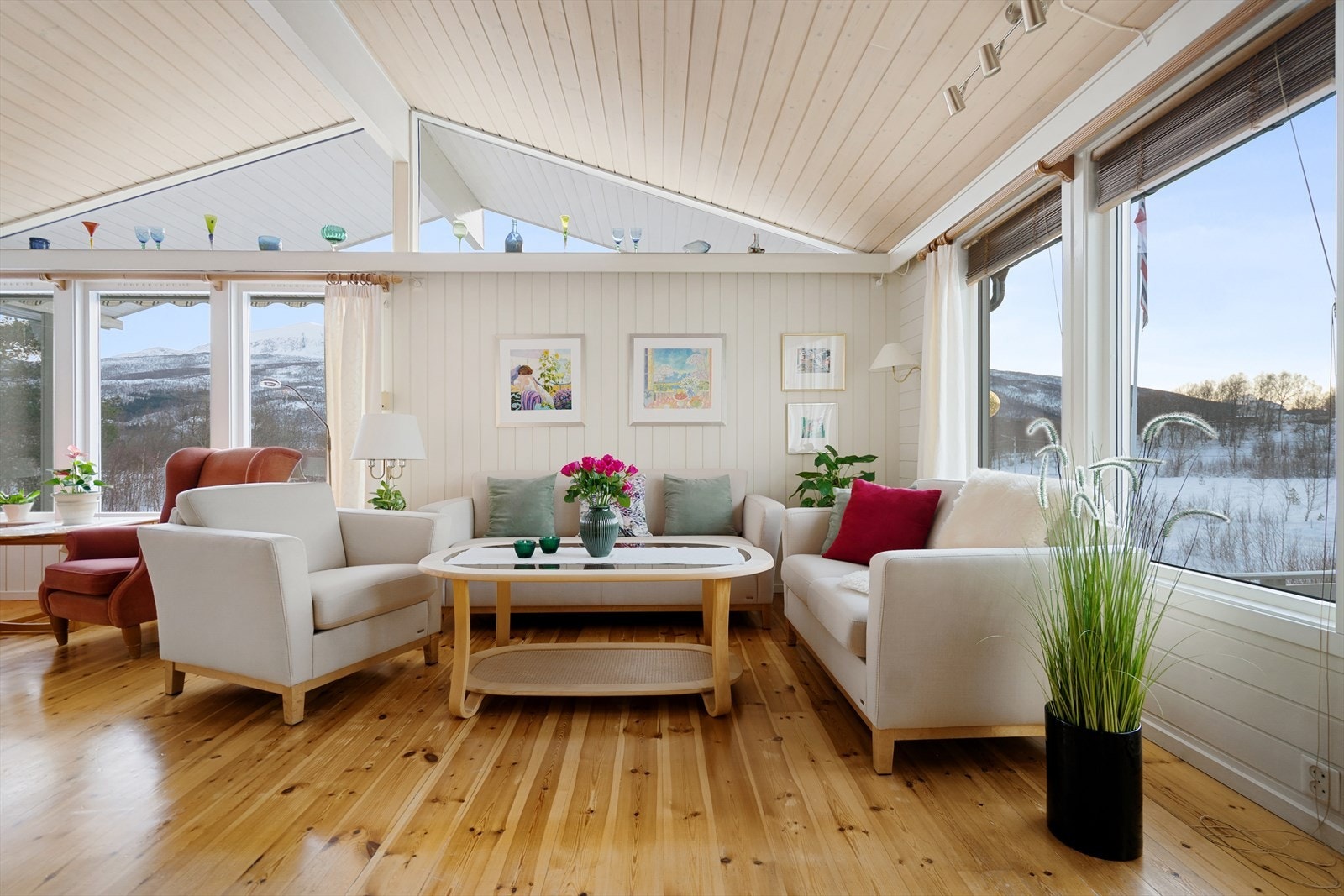 Åpen stue med flere møbleringsmuligheter. Galleribilde