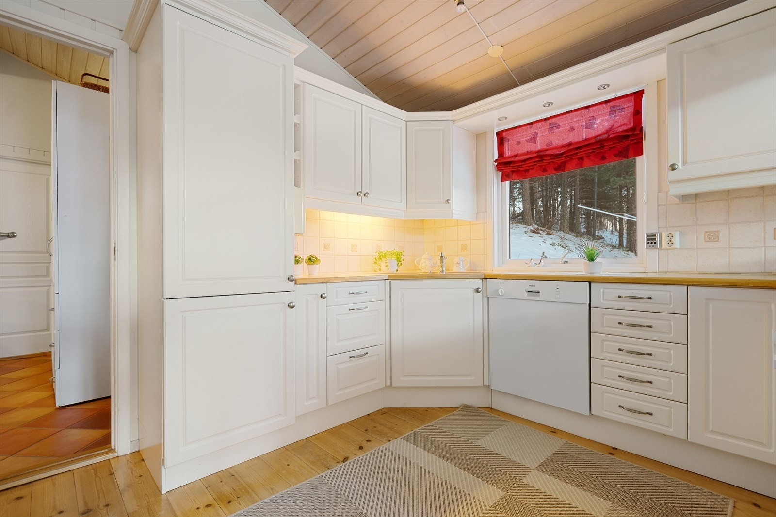 Kjøkken har innredning med lyse profilerte fronter, laminat benkeplate. Integrert kjøleskap, opplegg for oppvaskmaskin og komfyr. Galleribilde