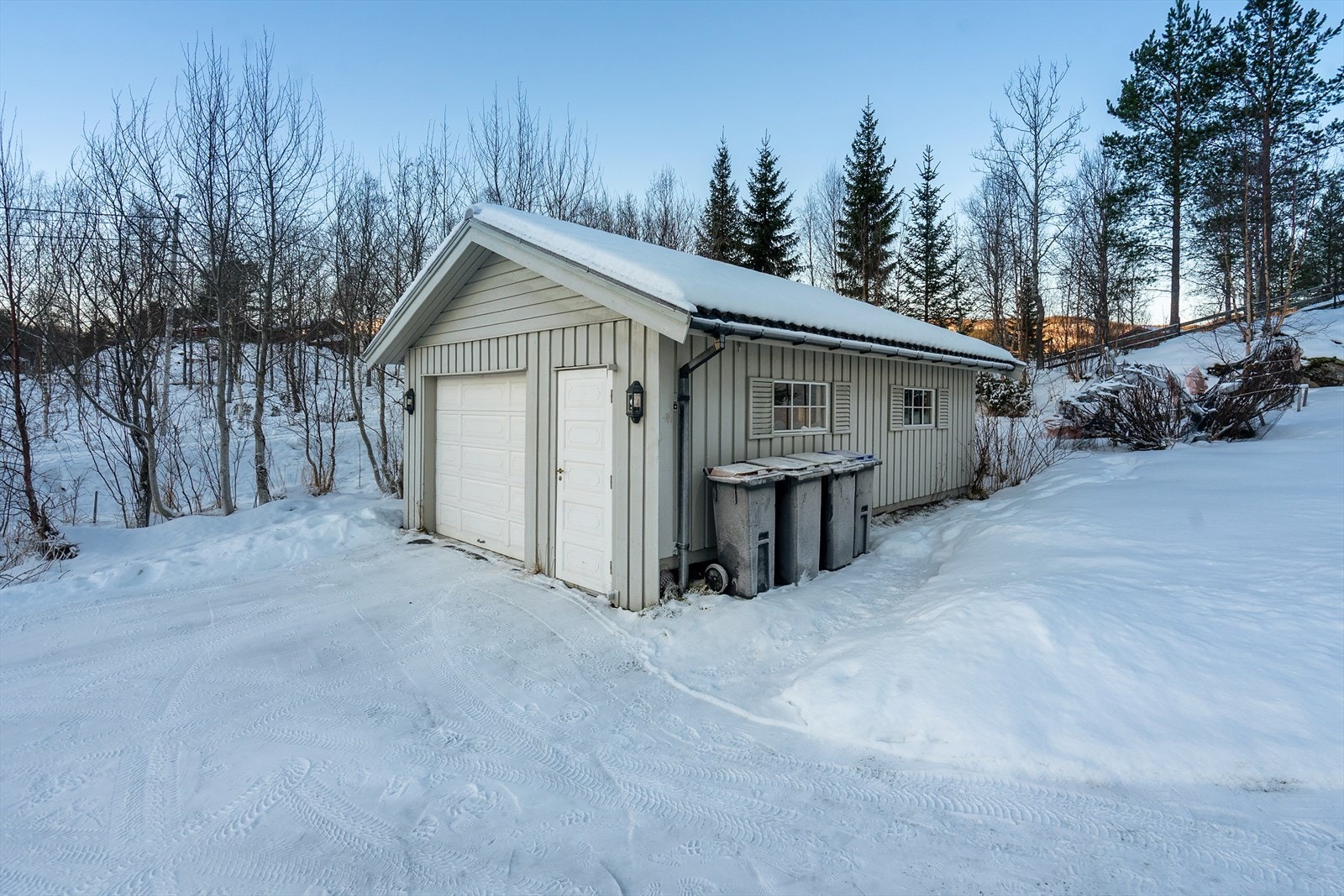 Garasje har innlagt strøm og motorisert port av tre. Galleribilde