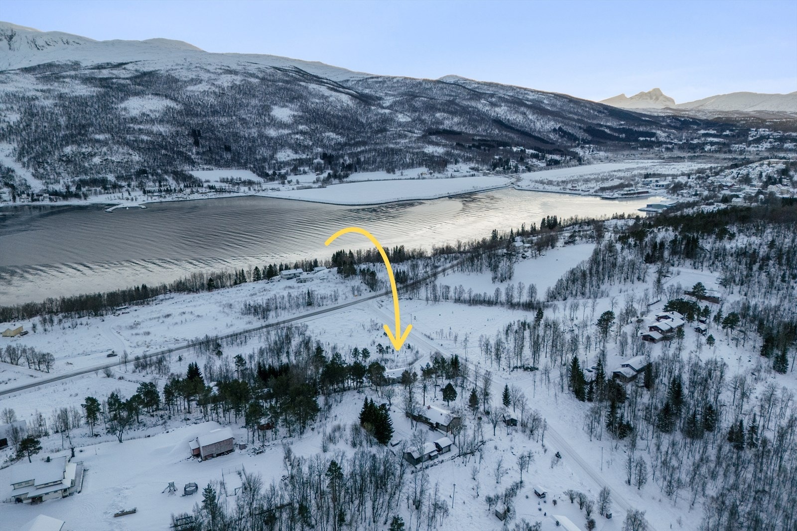 Beliggende like utenfor Ballangen sentrum i retning Kjeldebotn. Galleribilde