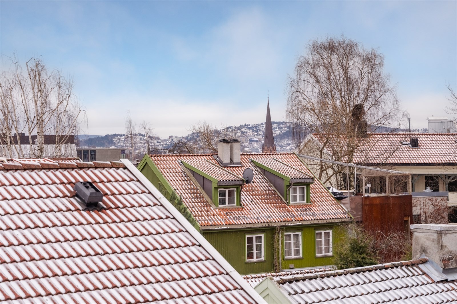 Dette er rett og slett en utrolig hyggelig 3-roms leilighet nydelig utsikt over trehusbebyggelsen i Iladalen. Galleribilde