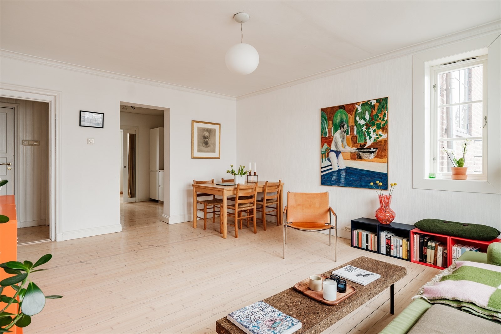 Stuen er av god størrelse med naturlig plass til både spisebord og sofagruppe. Galleribilde