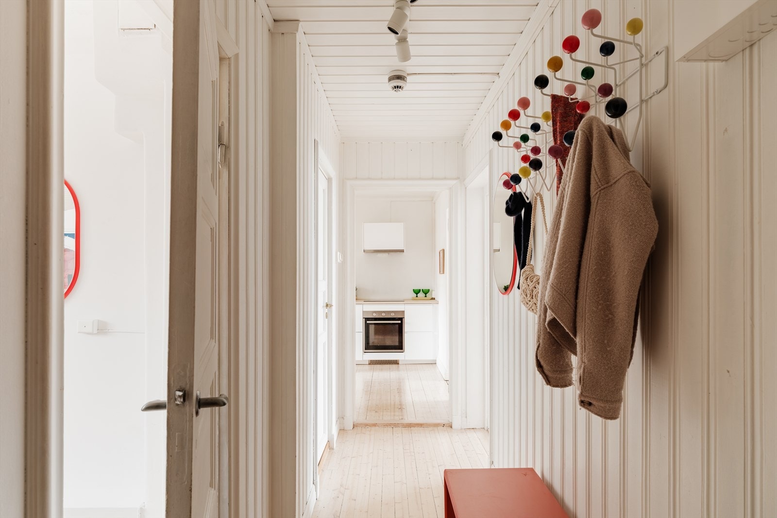 Rett og slett en gjennomtenkt planløsning. Her får man to gode soverom, men samtidig to store oppholdsrom med tilknytning til hverandre. Galleribilde