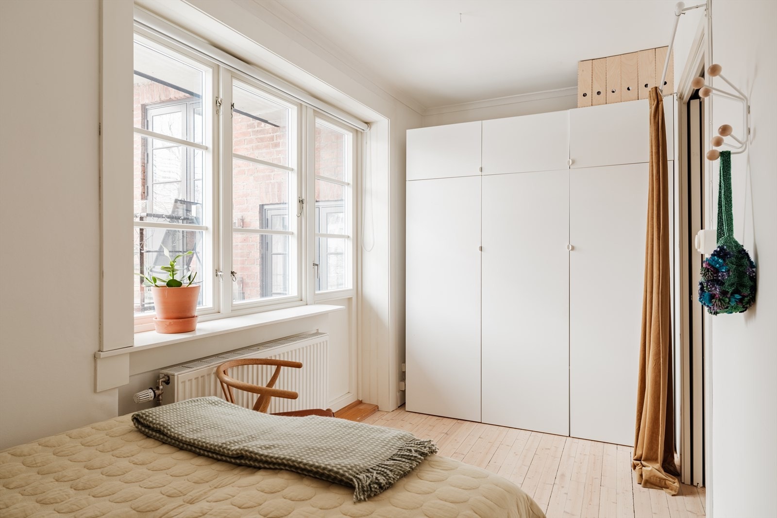 Soverom II er av god størrelse med god plass til oppbevaring i stort garderobeskap. Galleribilde