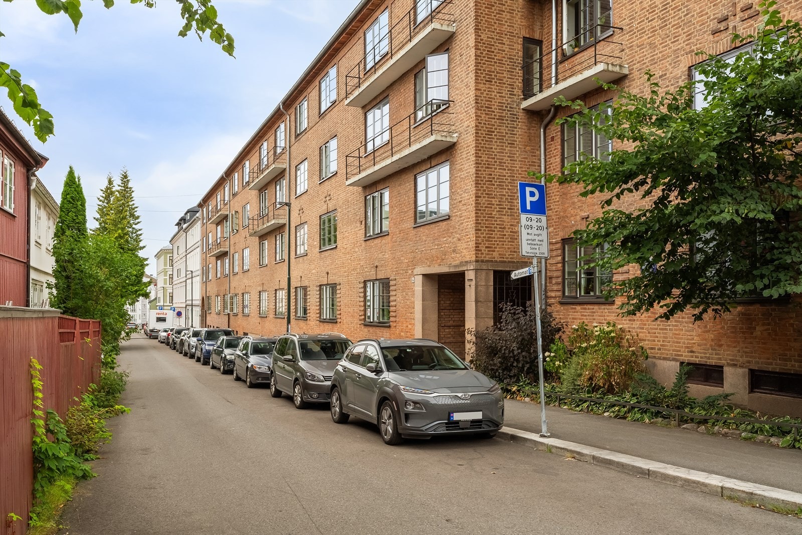 Fasade om sommeren. Galleribilde