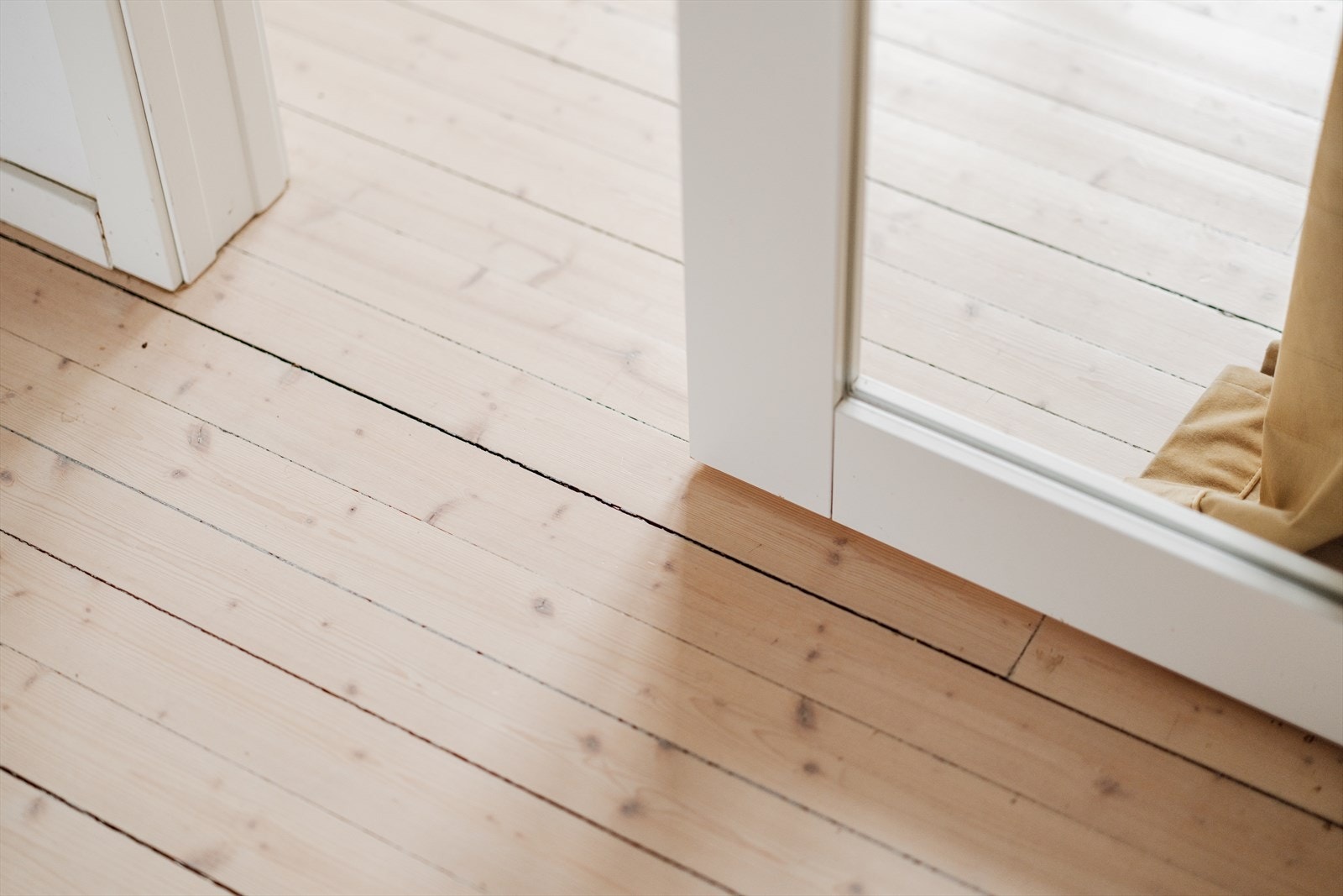 Fra kjøkkenet er det skyvedør i glass inn til soverom II. Dette for å kunne slippe inn alt lyset som kommer fra denne siden og da inn på kjøkkenet. Galleribilde