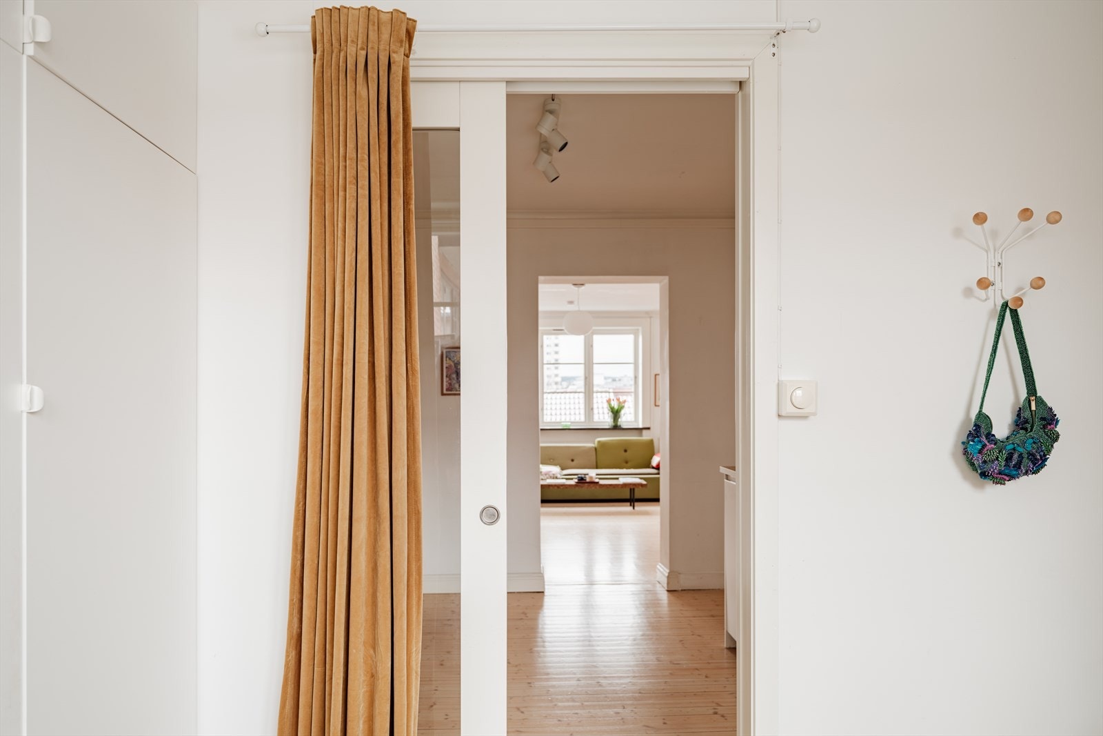 Praktisk med gardinoppheng foran glassdør slik at man kan lukke igjen hvis man ønsker det. Galleribilde