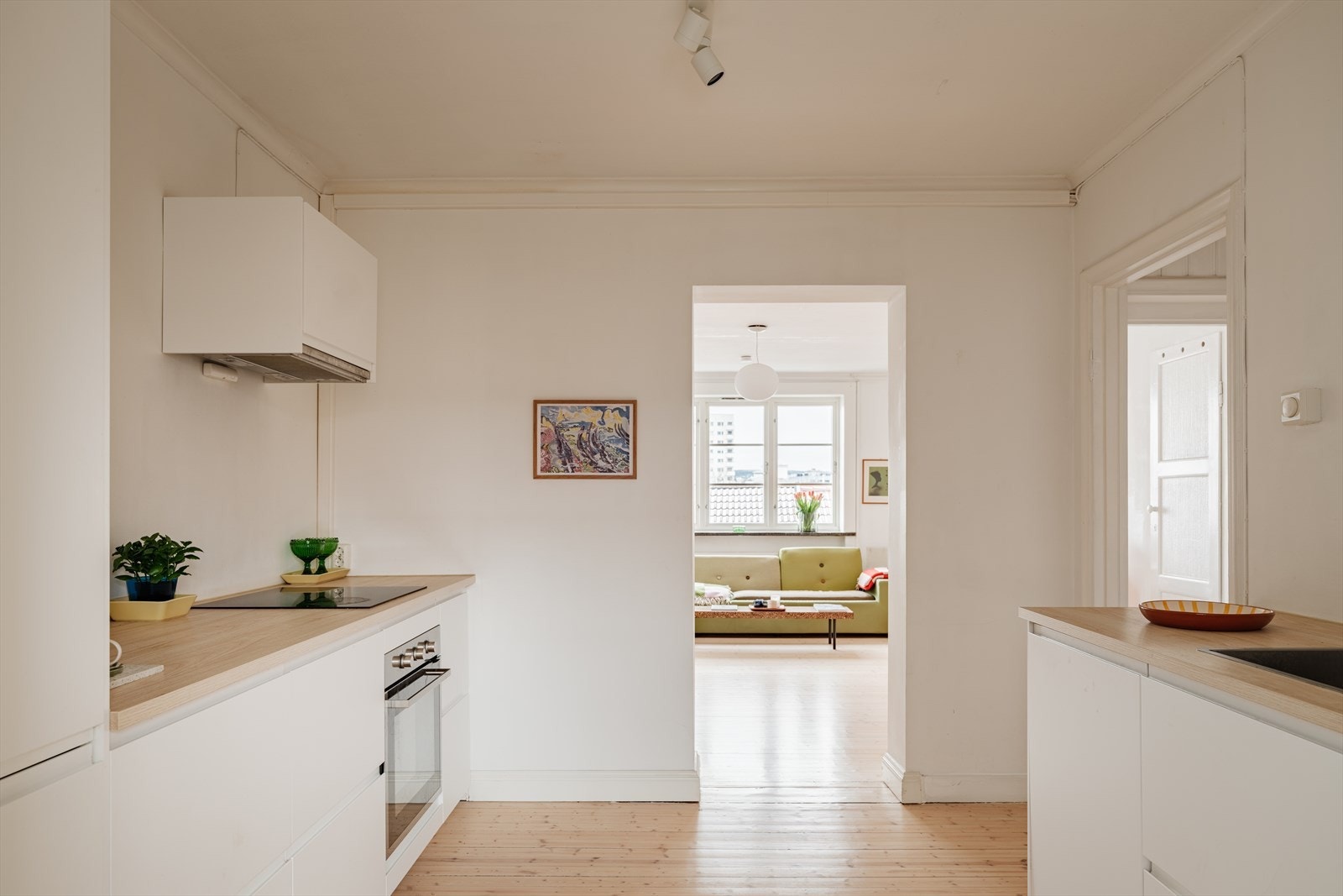 Her har man god skap- og benkeplass. Integrerte hvitevarer som medfølger. Galleribilde