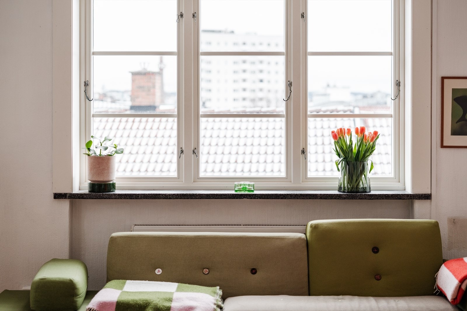 Leiligheten har mange gode kvaliteter som blant annet pent, originalt tregulv, solrik balkong, mange vindusflater og en gjennomtenkt planløsning. Galleribilde