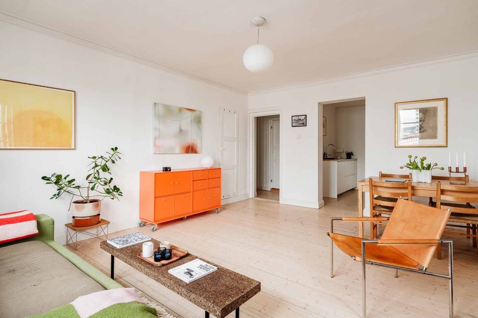 I 2020 ble leiligheten betydelig oppgradert. Legg merke til det pene, originale tregulvet som har blitt slipt i senere tid. Galleribilde