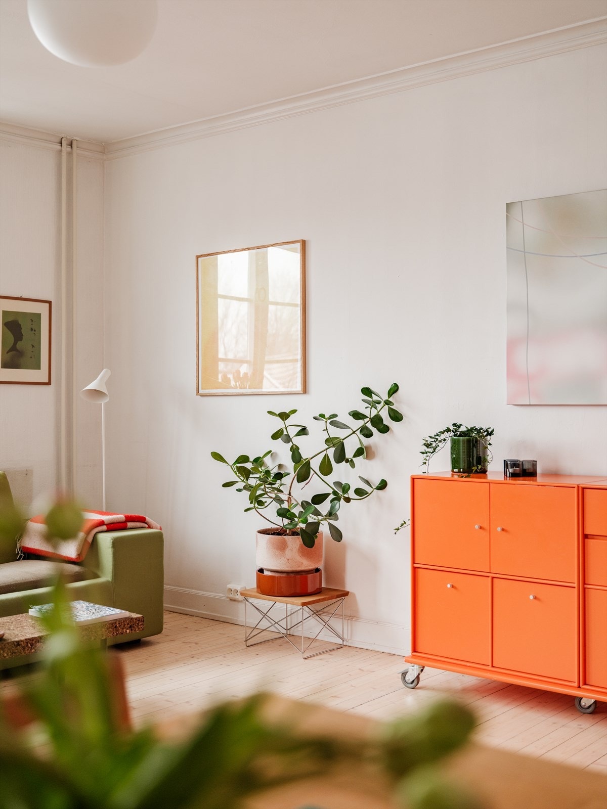 Naturlig plass til skjenk og/eller TV-benk ovenfor sofaen hvis man ønsker det. Galleribilde