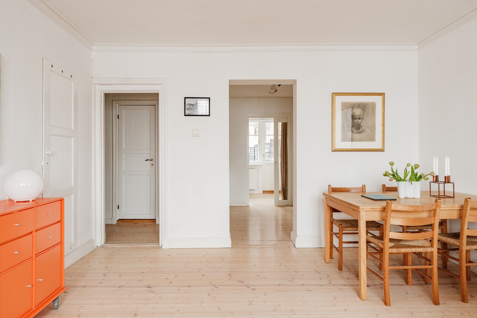 Praktisk med stor døråpning mot kjøkkenet fra stuen. Dette gjør at man får fint lys igjennom hele leiligheten. Galleribilde