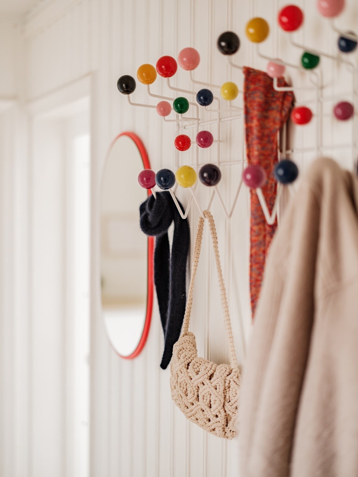 Veggene kan smart utnyttes med knagger, speil og hyller. Galleribilde