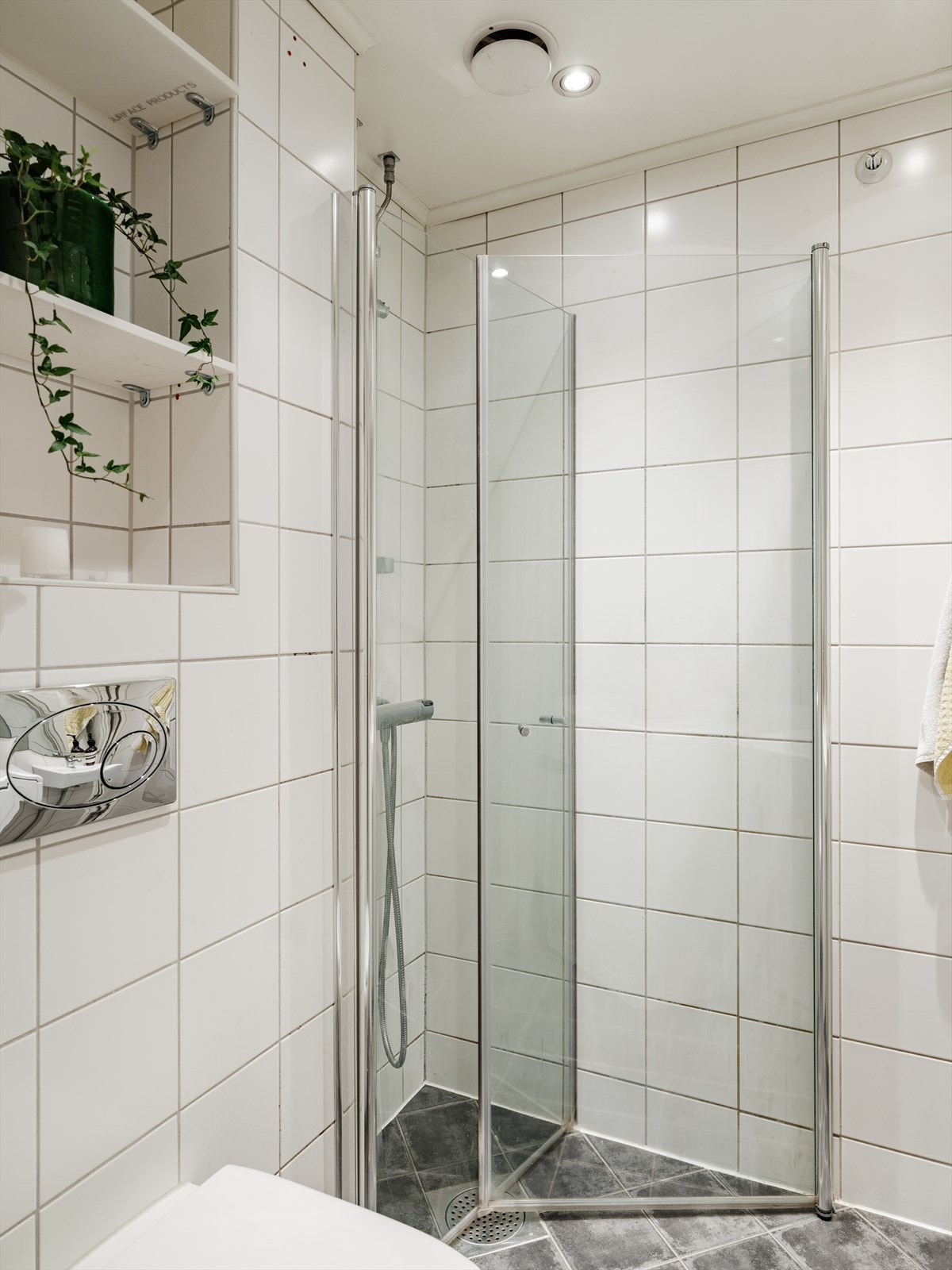 Badet består av toalett, dusj med innfellbare dusjdører og servant. Opplegg/plass til vaskemaskin. Galleribilde