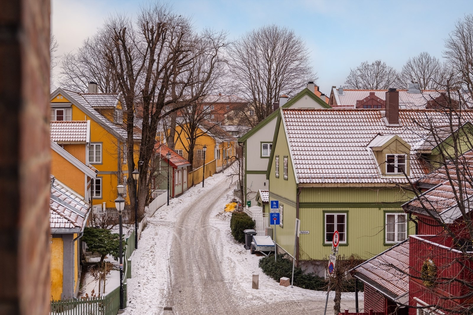Det er også utsikt mot denne hyggelige gaten fra stuen. Galleribilde