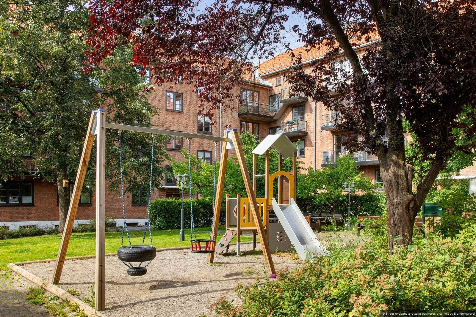 Det finnes også et lite lekestativ for de med barn og/eller familiebesøk. Galleribilde