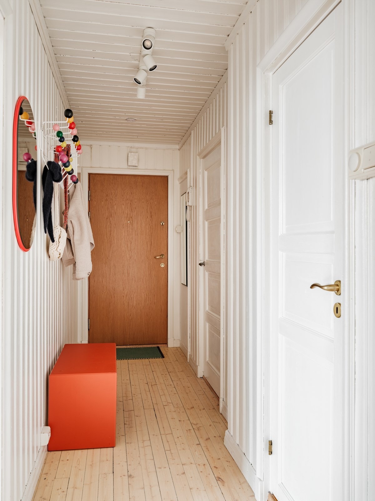 Innbydende inngangsparti. Porttelefon montert på vegg. Trappeoppgangen er nylig oppusset som gir et godt førsteinntrykk. Galleribilde