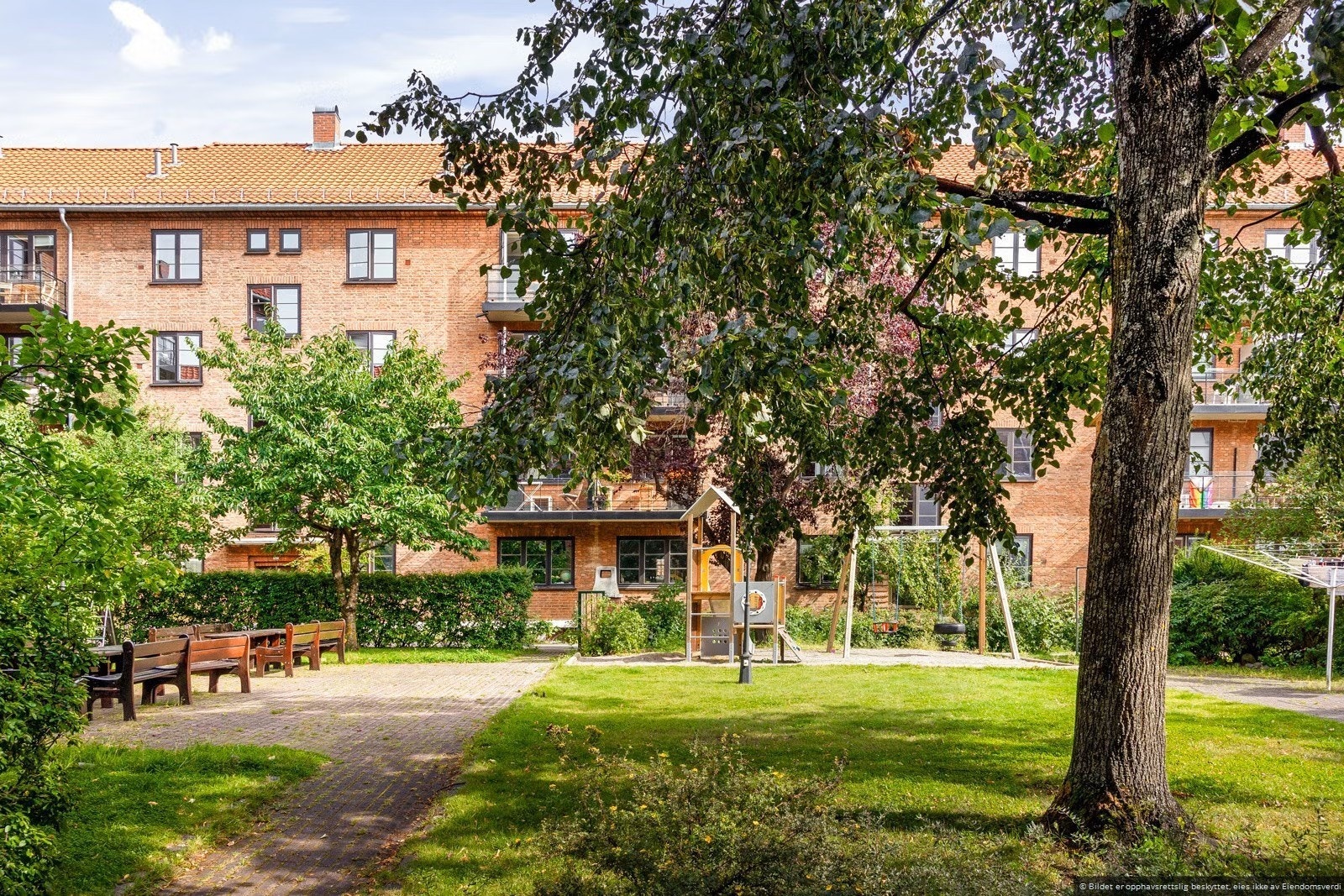 Velkommen til frodige, solrike omgivelser med bilfrie gressplener. Galleribilde