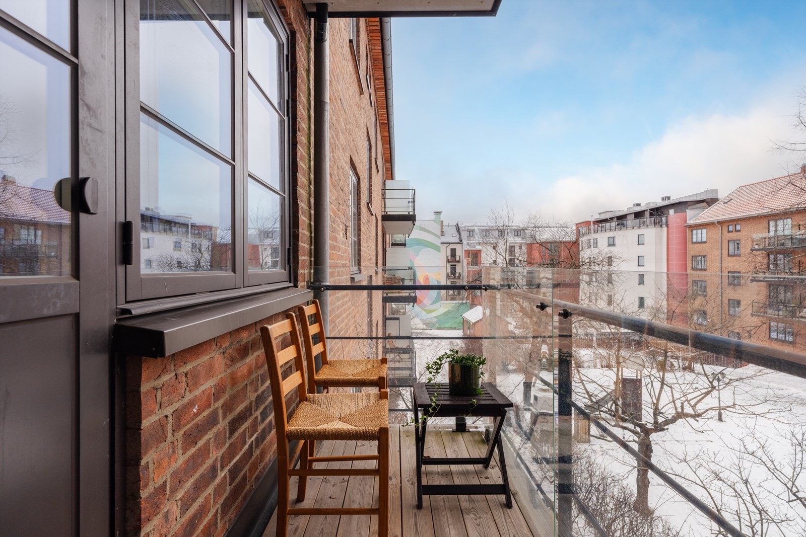 Balkongen er vestvendt og fungerer som en forlengelse av leiligheten. På grunn av sin lune og fine beliggenhet, bruker selger balkongen fra tidlig vår til sen høst. Galleribilde