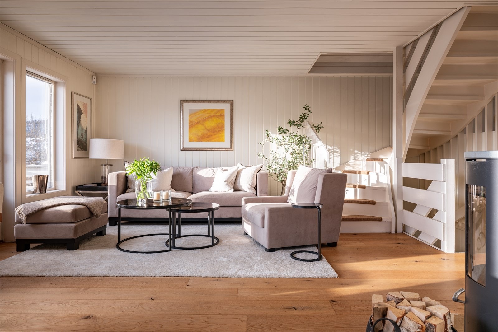 Salong med god plass til sofaseksjon. Galleribilde