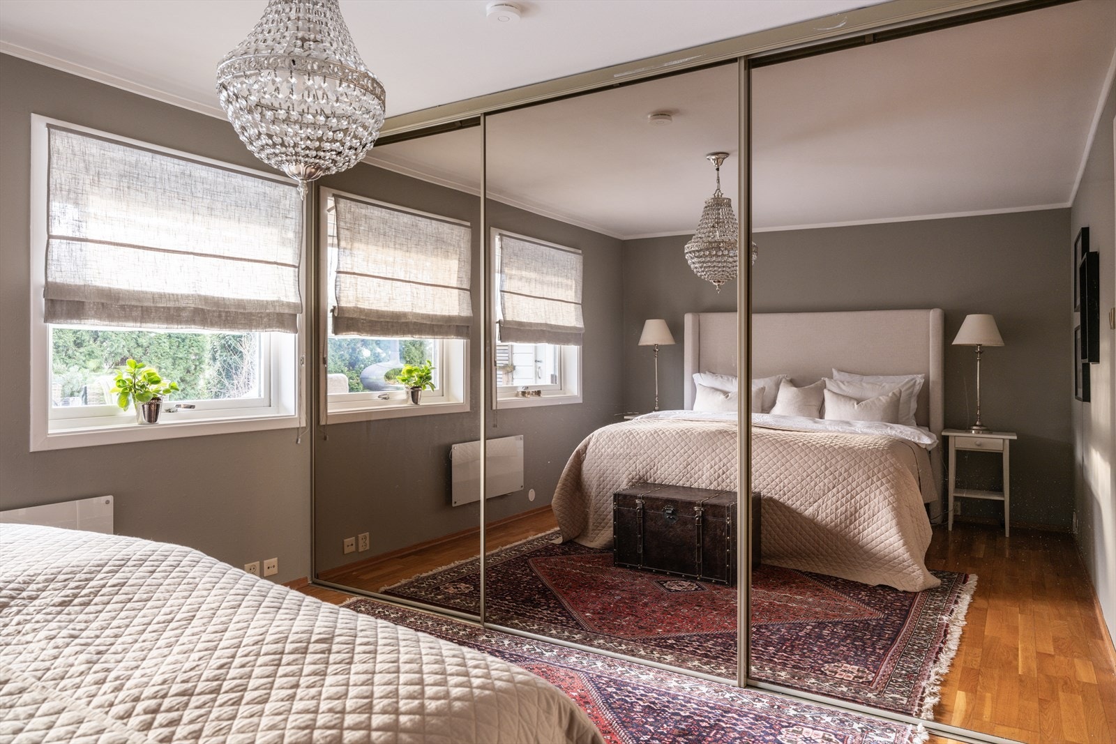 Skyvedørsgarderobe med mye oppbevaring. Galleribilde