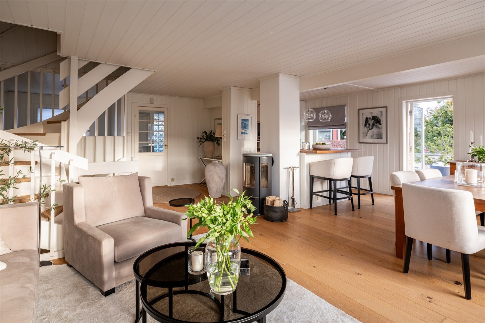 Åpen og luftig 1. etasje. Galleribilde