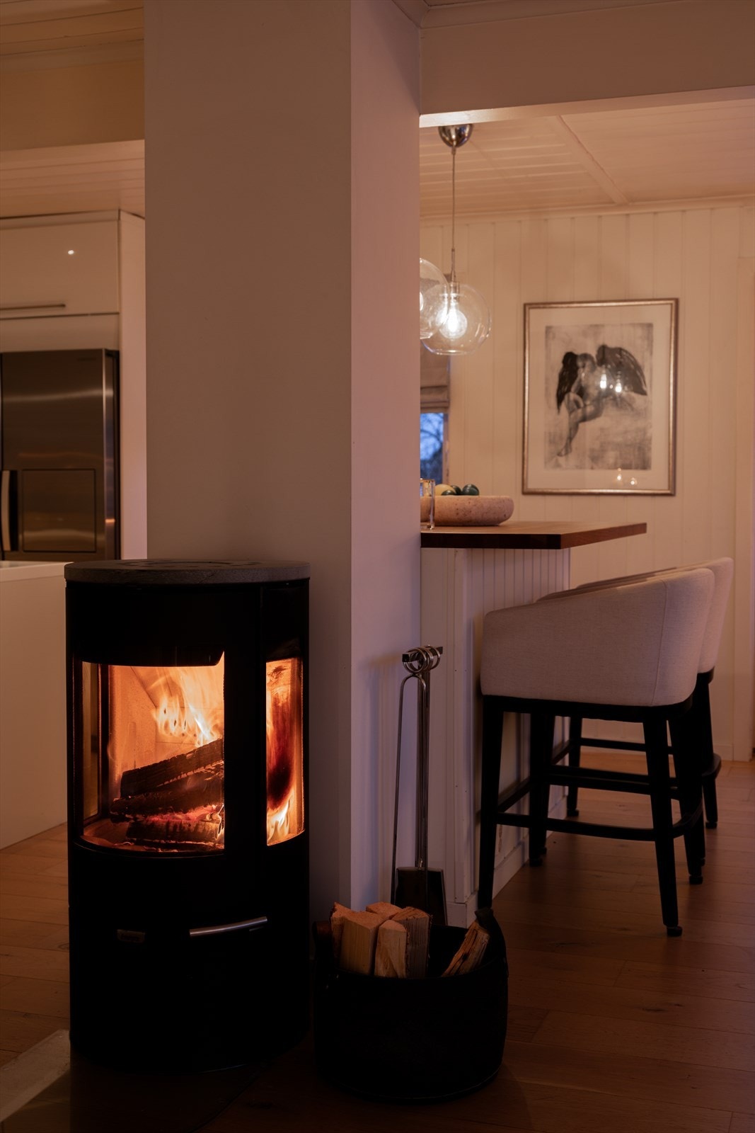 Peisovnen er sentralt plassert i rommet. Galleribilde