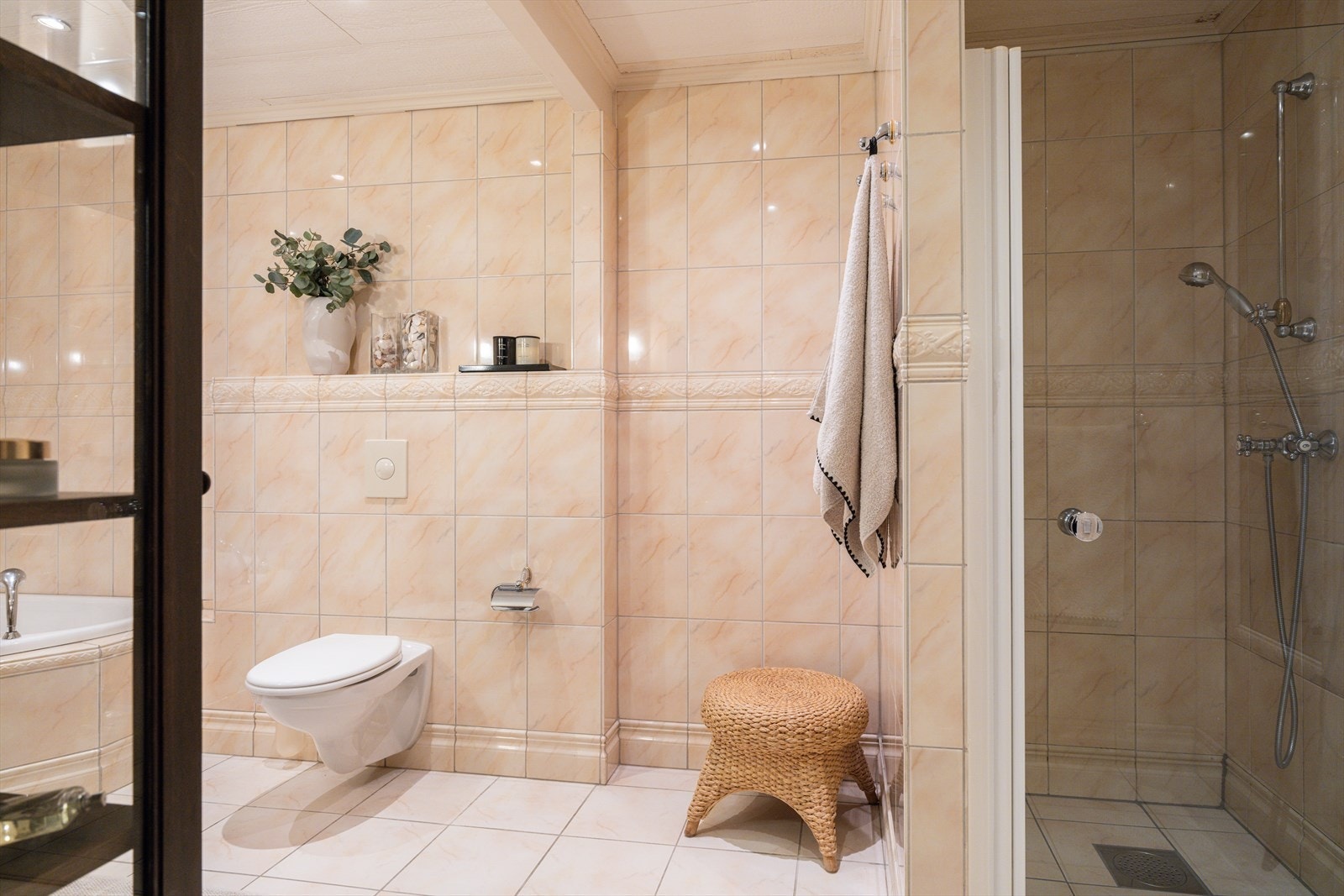 Flislagt bad i underetasjen med elektriske varmekabler. Galleribilde