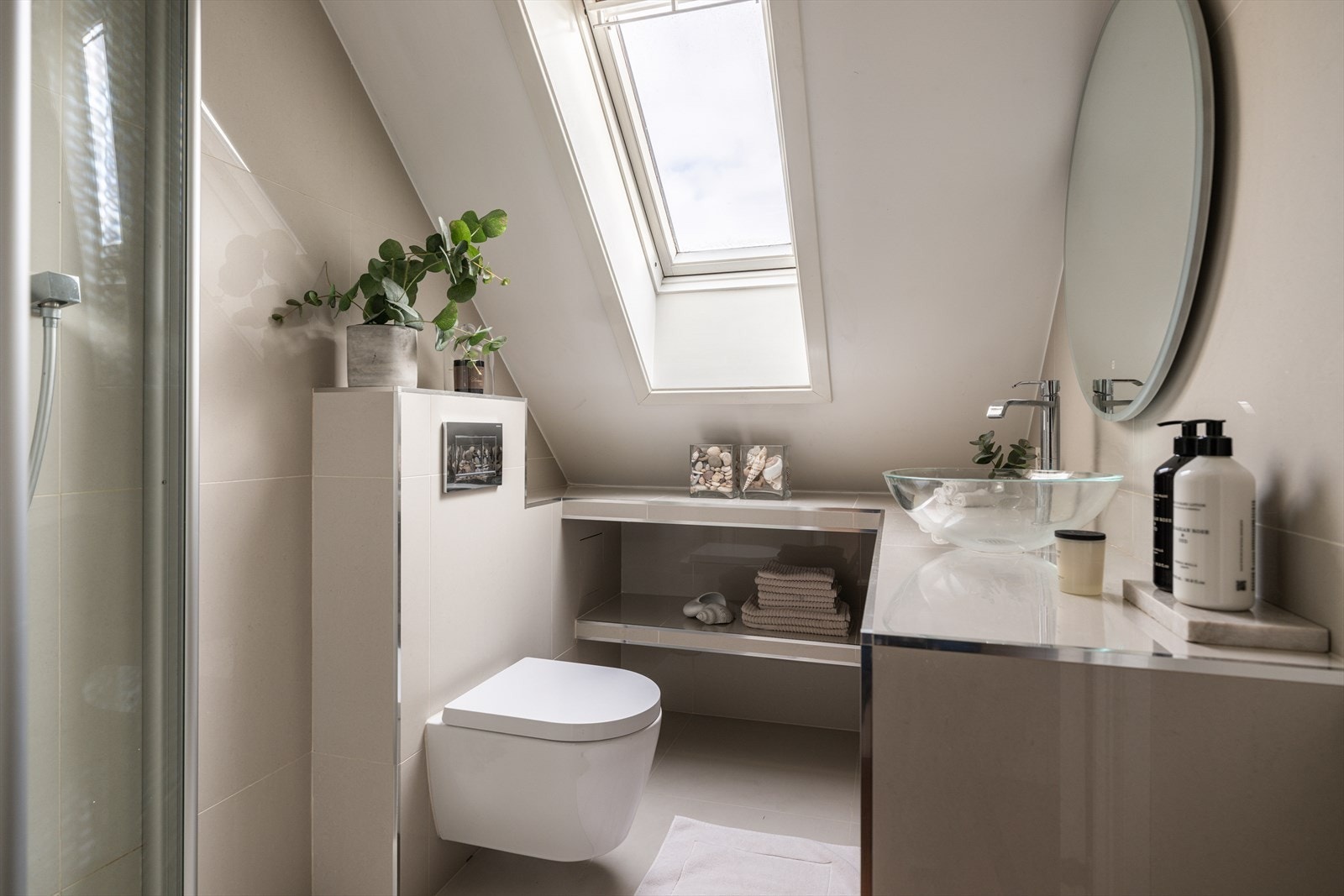 Flott flislagt bad med varmekabler fra 2020. Galleribilde